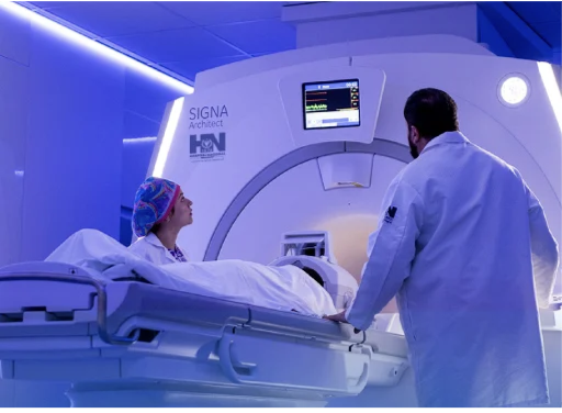 Doctores realizando resonancia magnética
